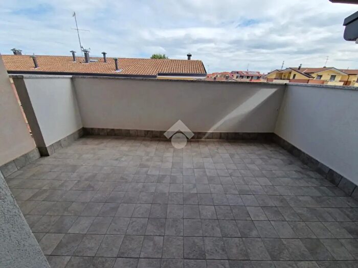 Appartamento trilocale in vendita in Via Caravaggio, Limbiate