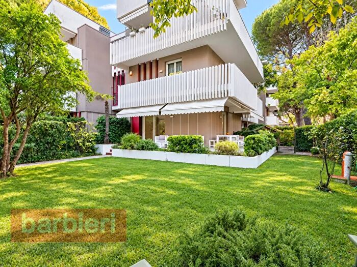 Casa con 6 locali in vendita in Viale Due Giugno, Cervia