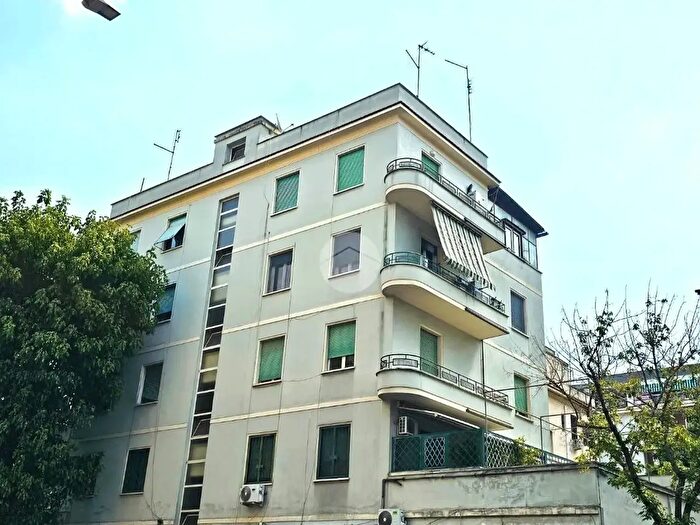 Appartamento trilocale in vendita in Via degli Opimiani, Roma