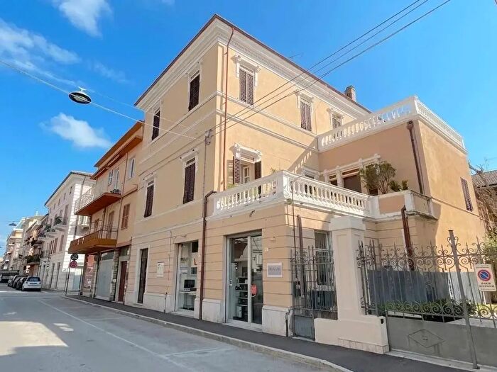 Casa con 12 locali in vendita in Via Marconi Guglielmo, Grottammare