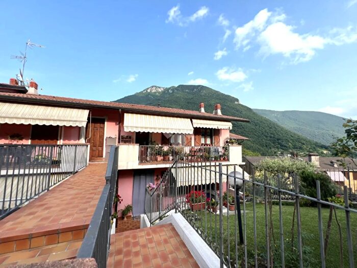 Appartamento trilocale in vendita in Via San Rocco, Caino