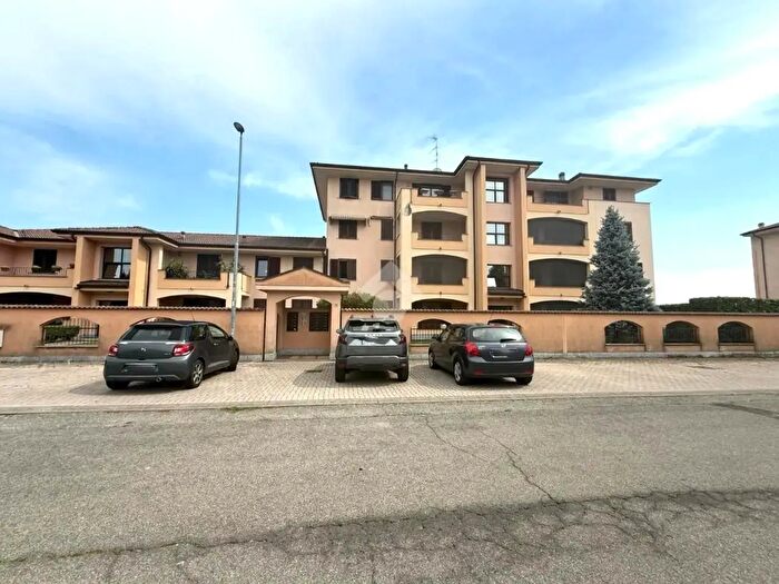 Appartamento trilocale in vendita in Via Perone, Trecate
