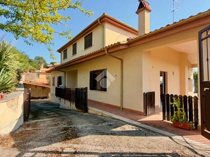 Casa con 12 locali in vendita in Via di Valle Ioro, Castelnuovo Di Porto