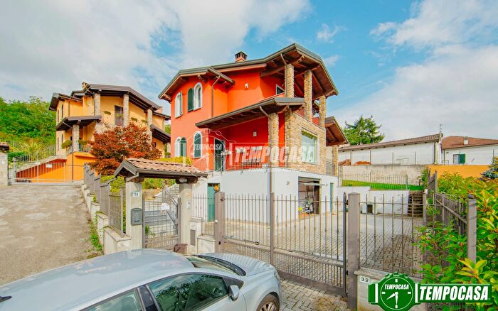 Casa quadrilocale in vendita in Via Gabriele dAnnunzio, Godiasco Salice Terme