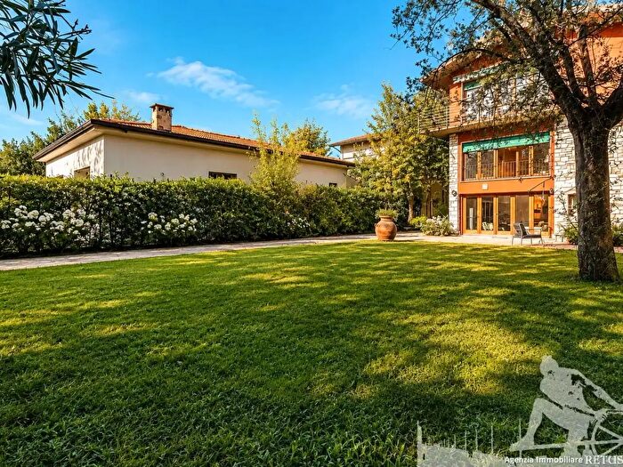 Casa con 9 locali in vendita in Forte Dei Marmi