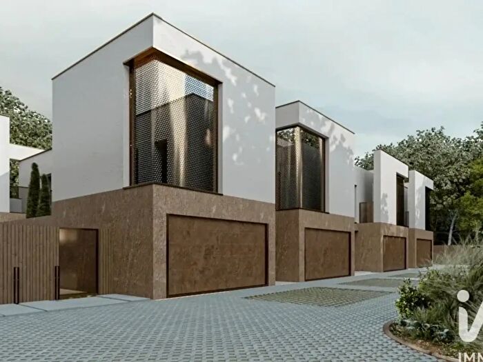 Casa quadrilocale in vendita in Via Isonzo Snc, Carugo