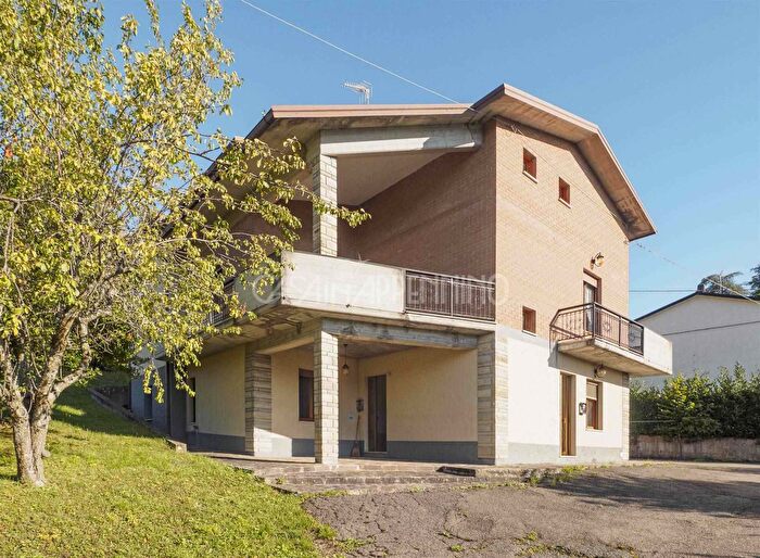 Casa con 16 locali in vendita in Palagano