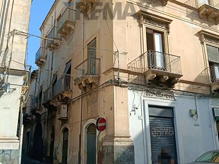 Appartamento con 7 locali in vendita in Via Santa Teresa, Paterno