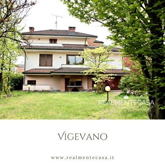 Casa con 6 locali in vendita in Corso Milano, Vigevano
