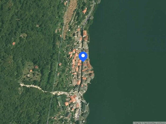 Appartamento trilocale in vendita in Via Regina, Brienno