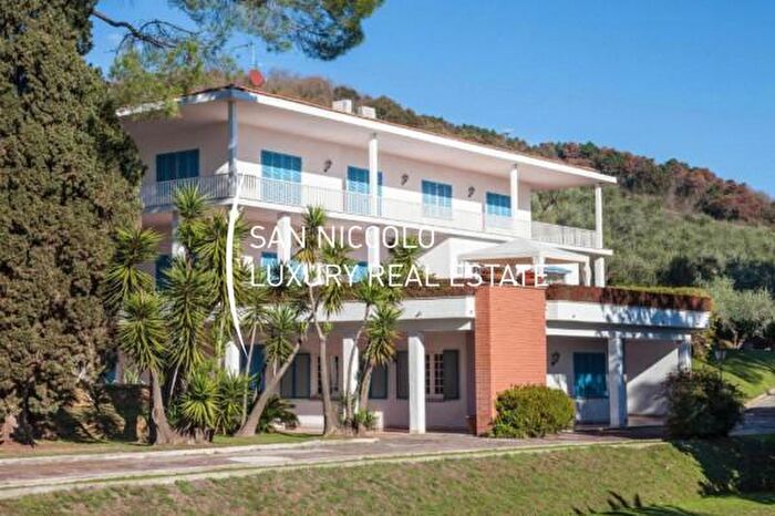 Casa con 6 locali in vendita in Massarosa