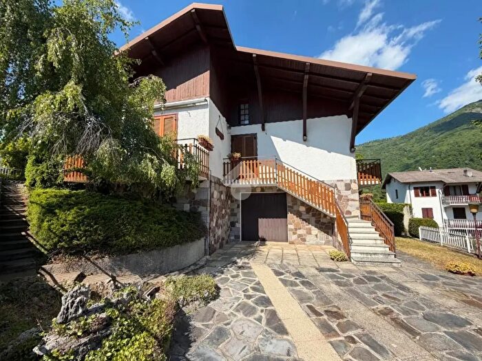 Casa trilocale in vendita in Via Pradegnano, Carenno