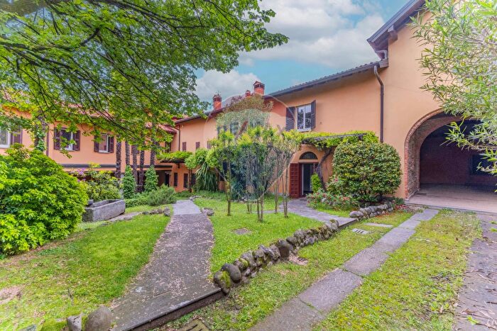 Appartamento quadrilocale in vendita in Via Mentana, Besozzo