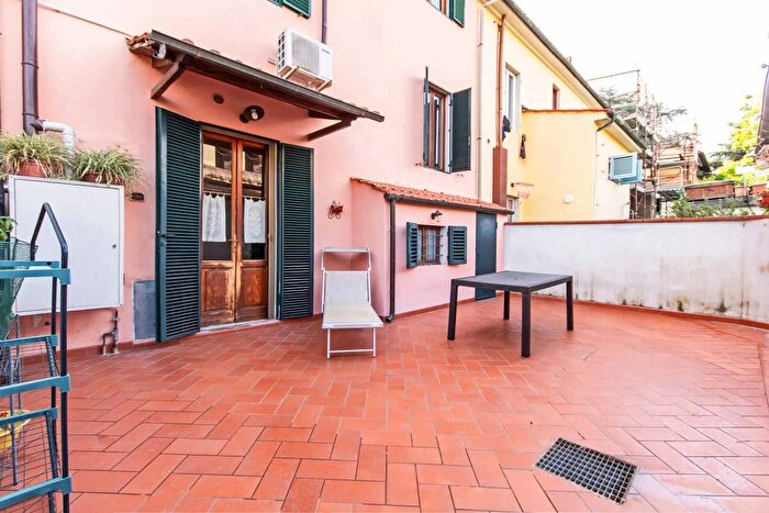 Casa con 8 locali in vendita in Via Padre Angelico, Pistoia