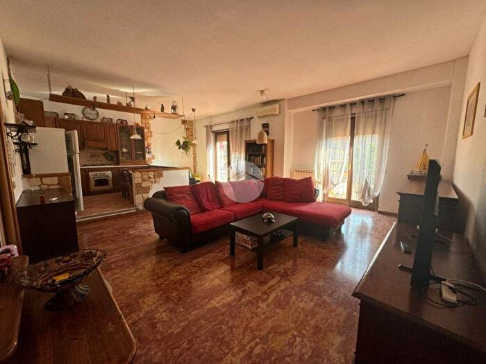 Appartamento trilocale in affitto in Via mussomeli, Fontana Candida, Roma