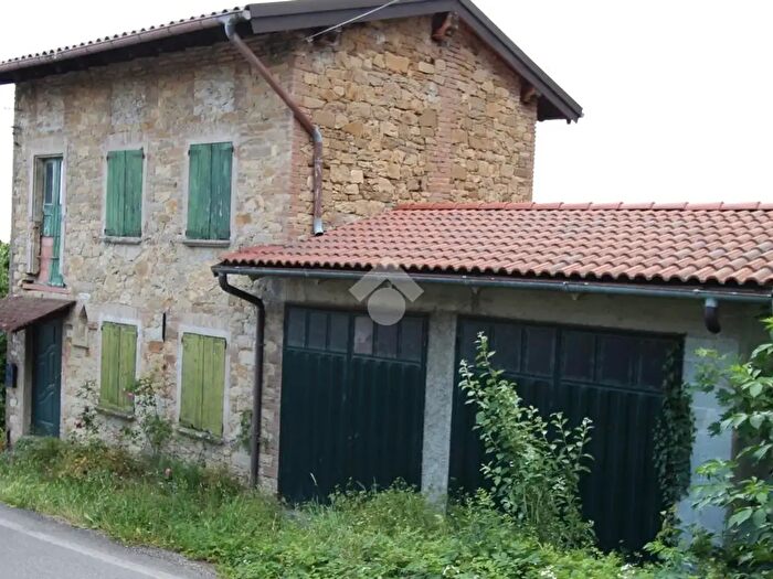 Casa trilocale in vendita in Via Villa, Carpineti
