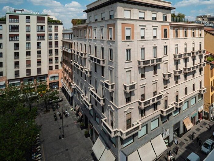 Appartamento trilocale in affitto in Piazza Santa Maria Beltrade, Duomo, Milano