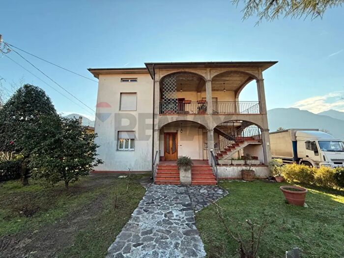 Appartamento con 9 locali in vendita in Coreglia Antelminelli