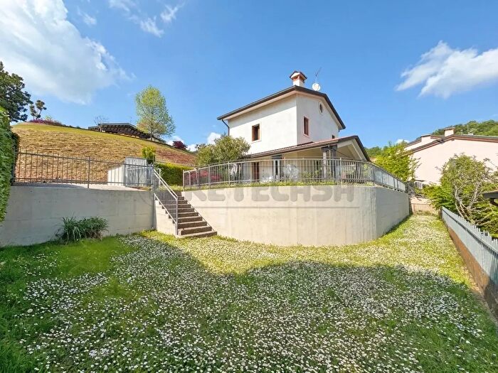 Casa con 8 locali in vendita in Via Pianacattiva di Mezzo, Trissino