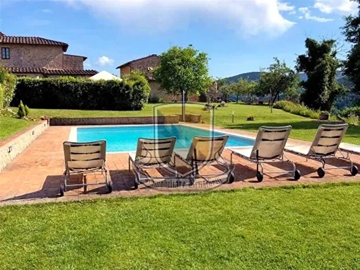 Casa con 6 locali in vendita in Sovicille