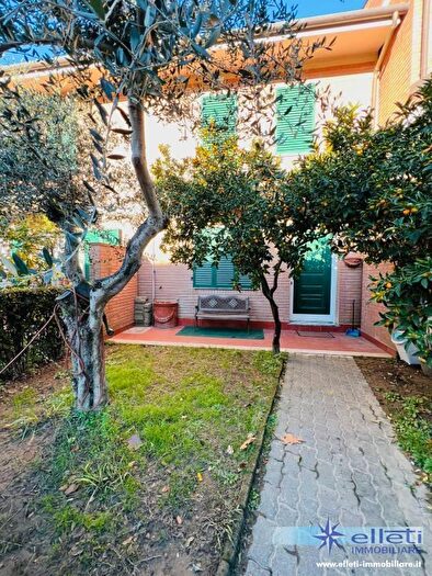 Casa con 6 locali in vendita in Massa