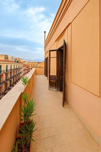 Appartamento con 6 locali in vendita in Via Costantino Nigra, Palermo