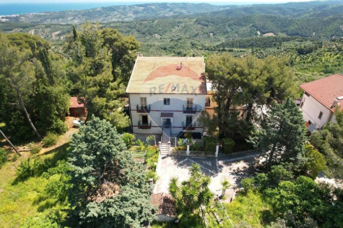 Casa con 12 locali in vendita in Via Bucci Snc, Vico Del Gargano