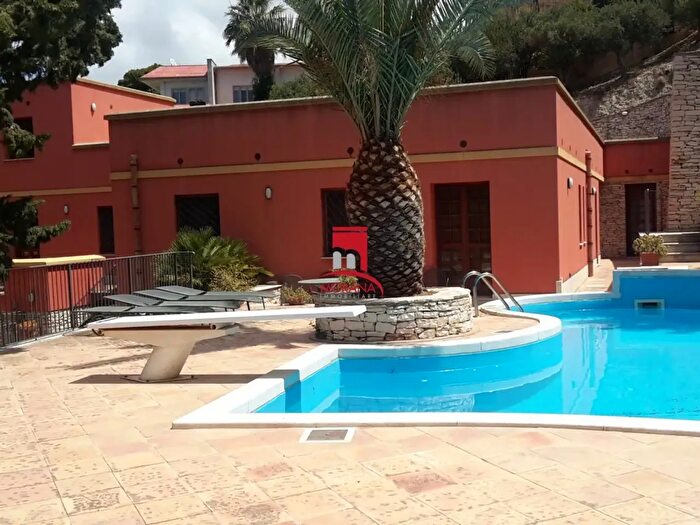 Casa con 8 locali in vendita in Via Sant'Anna, Erice