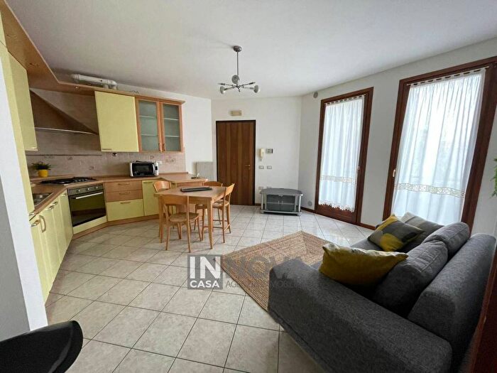 Appartamento trilocale in affitto in Via Guizzetti, Le Grazie, Casier