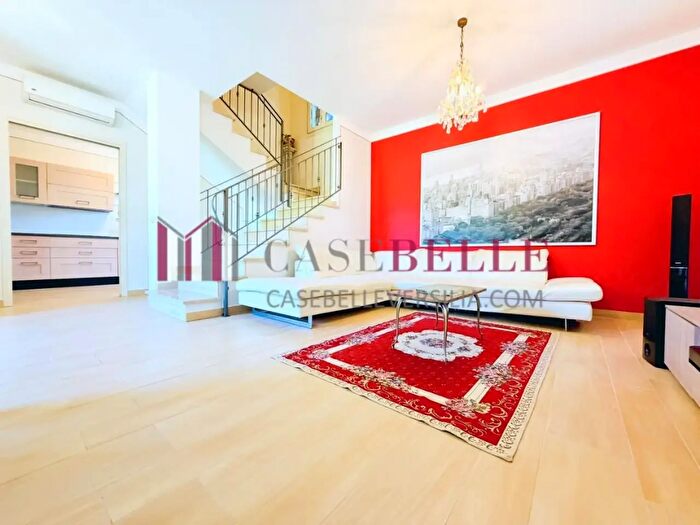 Casa con 10 locali in vendita in Camaiore