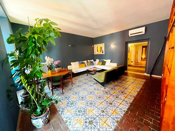 Appartamento con 6 locali in vendita in Piazza Accademia b, Carrara