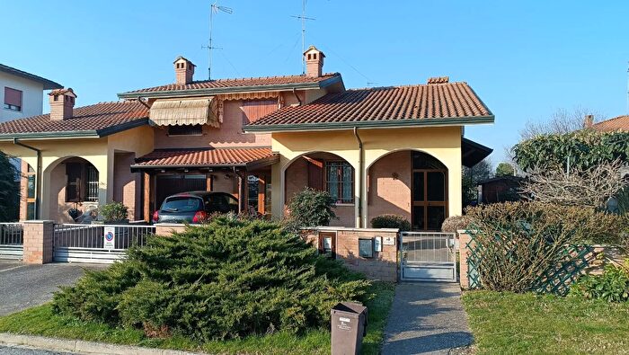 Casa con 5 locali in vendita in Via Meneghini, Tresignana