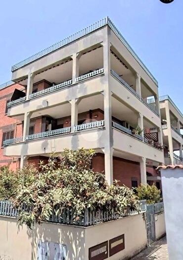 Appartamento trilocale in vendita in Via Cassano delle Murge, Roma