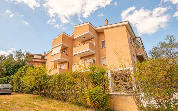 Appartamento trilocale in vendita in Via del Casale Avenali, Roma