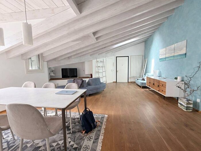 Appartamento trilocale in affitto in Piazzale Carlo Maciachini, Farini, Milano