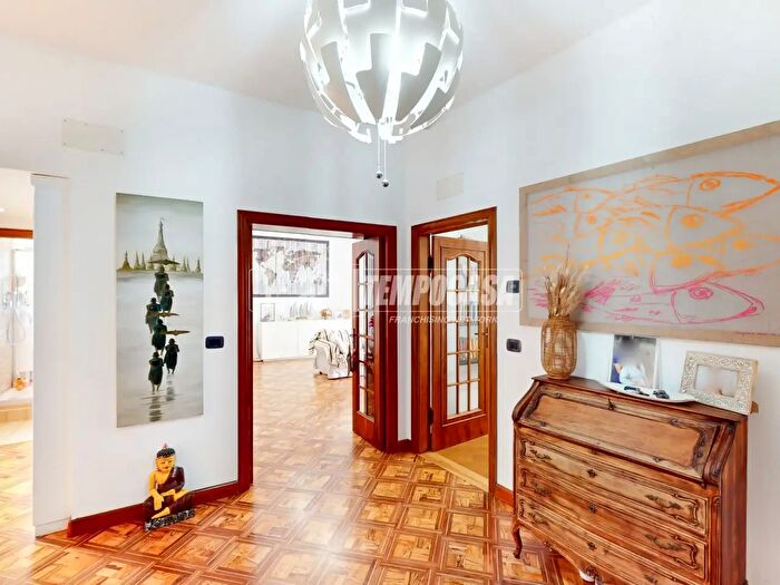 Appartamento con 6 locali in vendita in Genova