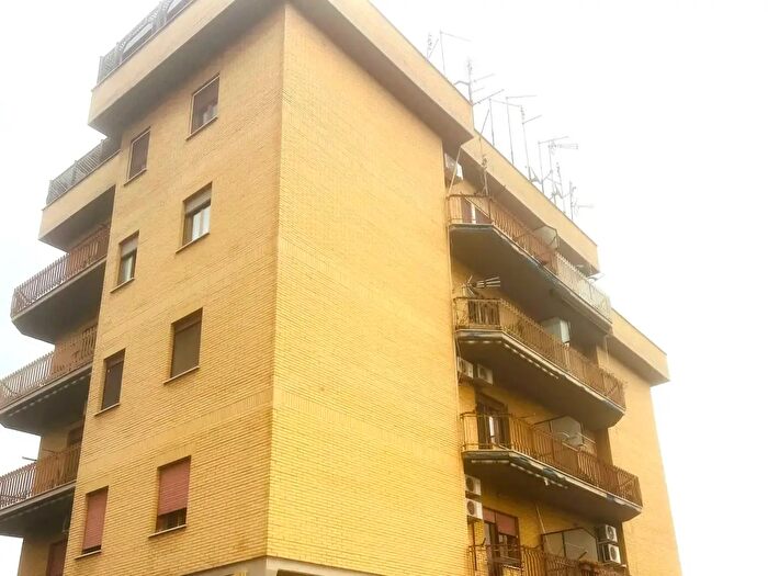 Appartamento trilocale in vendita in Via Vernio, Roma