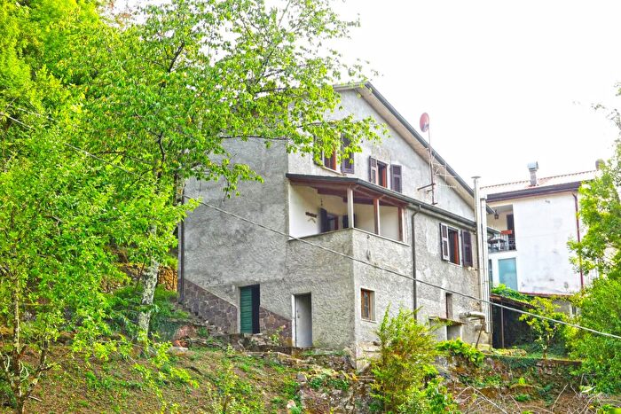 Casa con 5 locali in vendita in Fivizzano