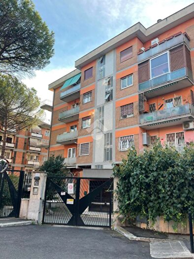 Appartamento trilocale in vendita in Via Luigi Lilio, Roma