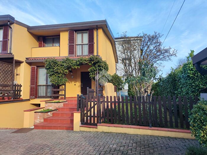 Casa quadrilocale in vendita in Via San Vitale, Siziano