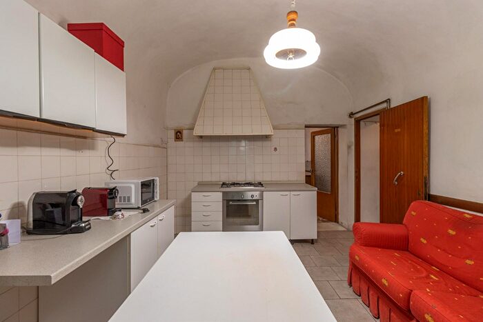 Casa con 12 locali in vendita in Pomarance