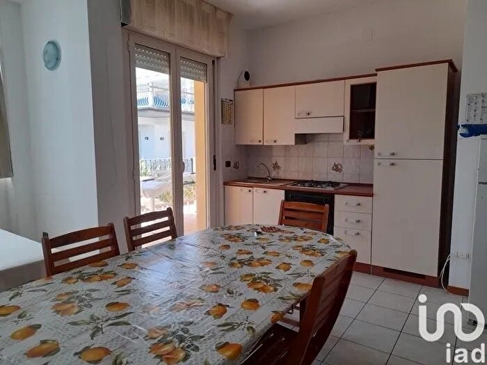 Appartamento con 5 locali in vendita in Via Edmondo De Amicis, Tortoreto