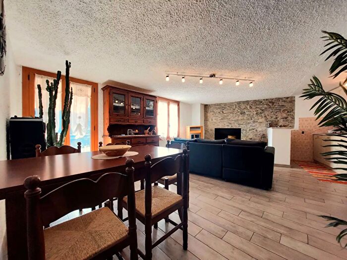 Casa quadrilocale in vendita in Piazza Pietro Guglieri, Rezzo