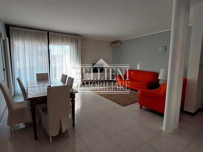 Appartamento con 6 locali in affitto in Via Quadri, Vicenza