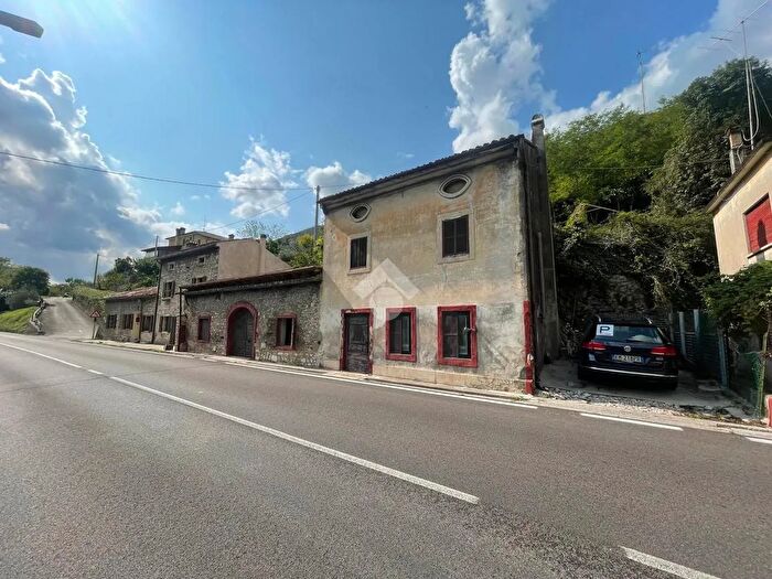 Casa trilocale in vendita in Via Negrisiola, Vittorio Veneto