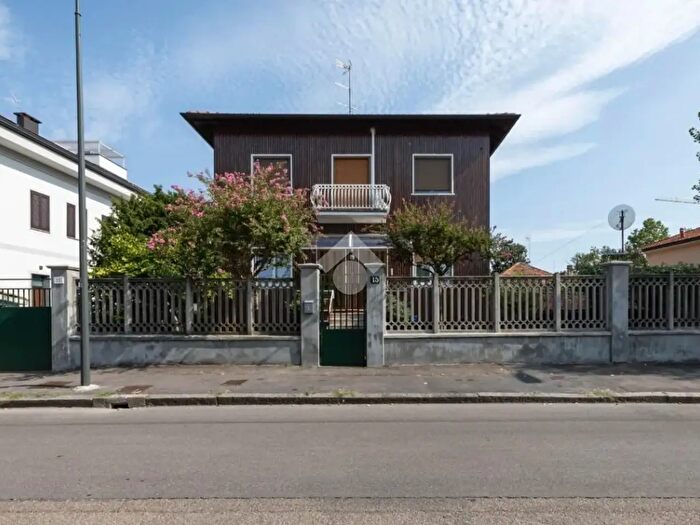 Casa con 6 locali in vendita in Via delle Rose, Milano