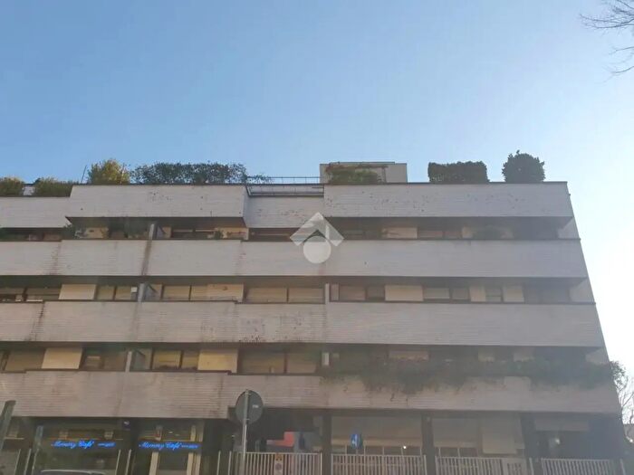 Appartamento trilocale in affitto in Via Ippolito Rosellini, Milano