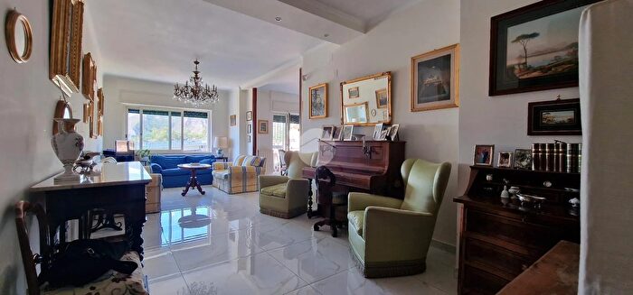 Appartamento con 6 locali in vendita in Via Pigna, Napoli