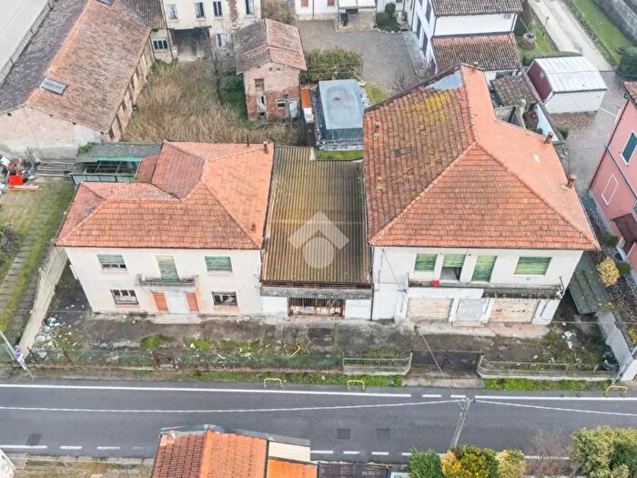 Casa con 7 locali in vendita in Via Zara, Suzzara