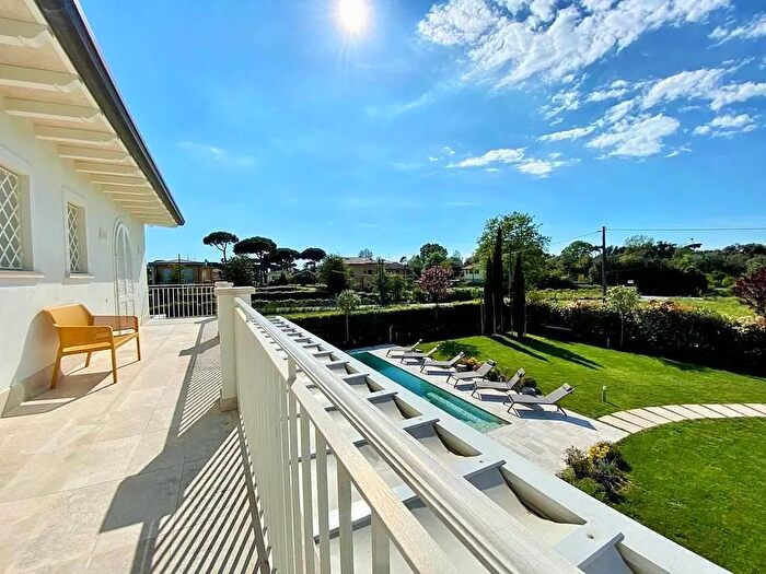 Casa con 13 locali in vendita in Pietrasanta